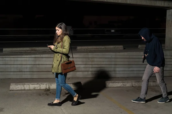 Side View Unaware Female Victim Using Mobile Phone While Followed — Stock Photo, Image