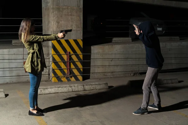 Full Längd Sida Ung Kvinna Pekar Pistol Mot Tjuv Mörk — Stockfoto