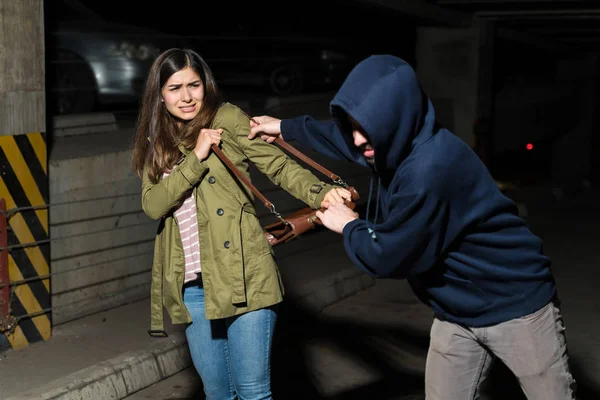 Penal Puxando Bolsa Mulher Assustada Estacionamento Escuro Noite — Fotografia de Stock