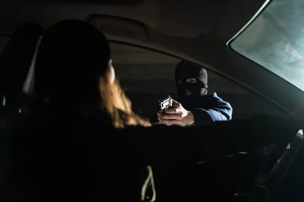 Bandido Usando Máscara Esqui Enquanto Ameaçava Vítima Sentada Carro Estacionamento — Fotografia de Stock