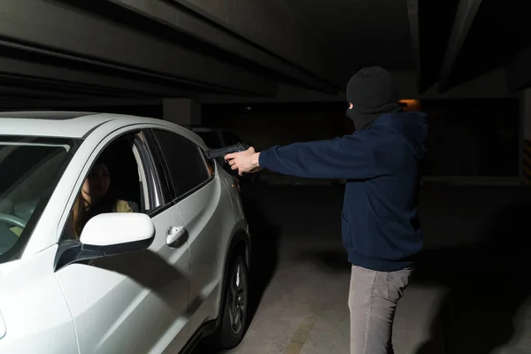 Vista Lateral Bandido Apontando Arma Para Mulher Sentada Seu Carro — Fotografia de Stock