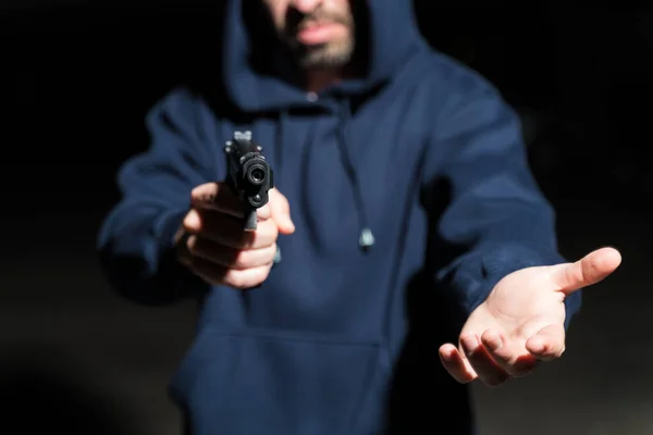 Tolvaj Középső Része Fegyvert Fogott Miközben Sötét Parkolóban Rabolt — Stock Fotó
