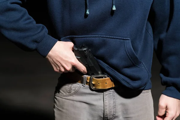 Midsektion Manliga Rånare Bort Pistol Från Jeans När Står Parkeringen — Stockfoto