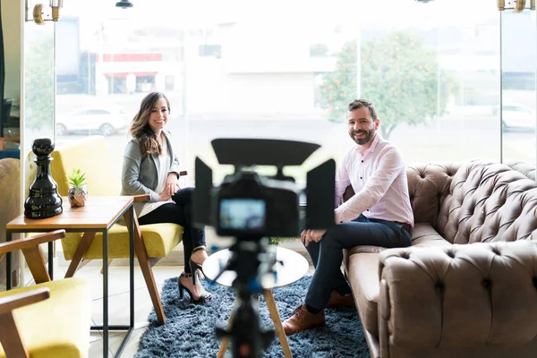 Lächelnder Geschäftsmann Und Journalist Blickt Büro Die Videokamera — Stockfoto