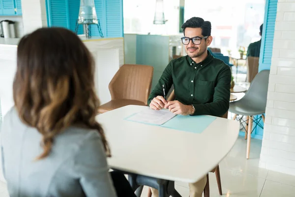 Recruteur Confiant Écoute Candidate Lors Entretien Recrutement Bureau — Photo