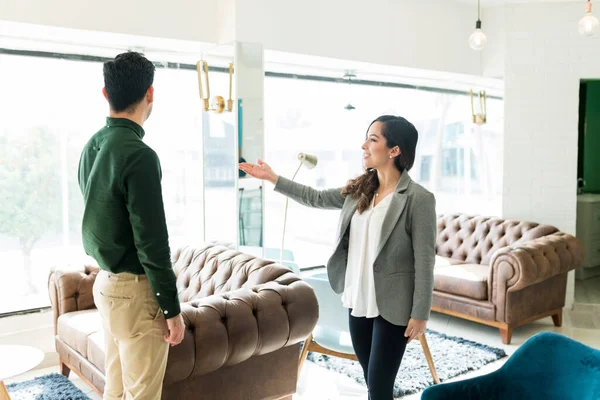 Kaukasische Immobilienmaklerin Zeigt Kunden Neuen Arbeitsplatz — Stockfoto