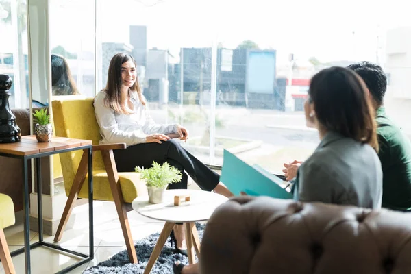 Zelfverzekerde Recruiter Neemt Interview Van Kandidaten Kantoor — Stockfoto