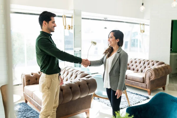 Glimlachende Mannelijke Recruiter Schudden Handen Terwijl Het Verwelkomen Van Nieuwe — Stockfoto