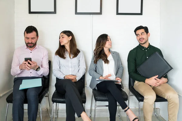 Bewerber Beim Warten Mit Lebenslauf Auf Vorstellungsgespräch Büro — Stockfoto