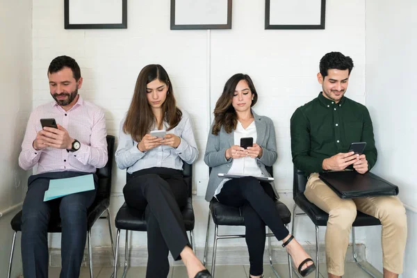 Männliche Und Weibliche Arbeitssuchende Benutzen Mobiltelefone Während Sie Büro Zum — Stockfoto