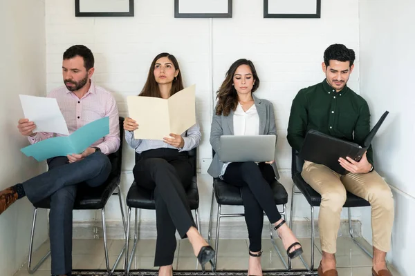 Männliche Und Weibliche Kandidaten Bereiten Sich Auf Ein Vorstellungsgespräch Vor — Stockfoto