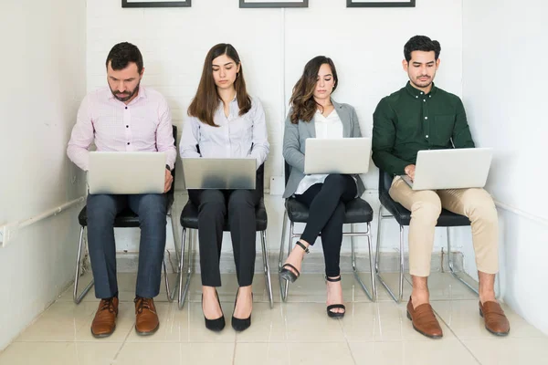 Männliche Und Weibliche Arbeitssuchende Benutzen Laptops Während Sie Büro Zum — Stockfoto