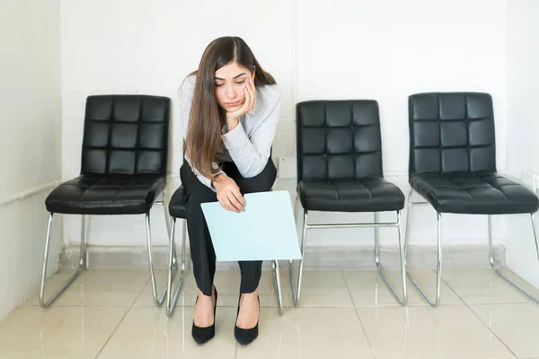 Uttråkad Latinamerikansk Kvinna Sökande Sitter Med Väntrummet Rekrytering Kontoret — Stockfoto