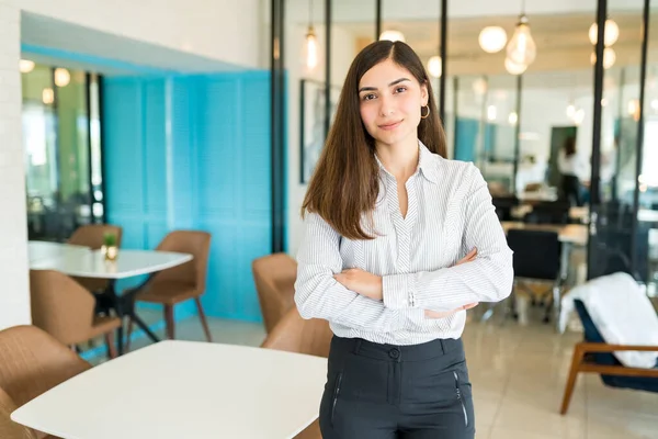 Porträtt Självsäker Kvinnlig Anställd Stående Med Armarna Korsade Kontoret Cafeteria — Stockfoto