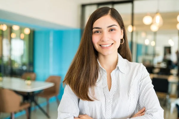 Bella Donna Affari Sorridente Piedi Con Braccia Incrociate Sul Posto — Foto Stock