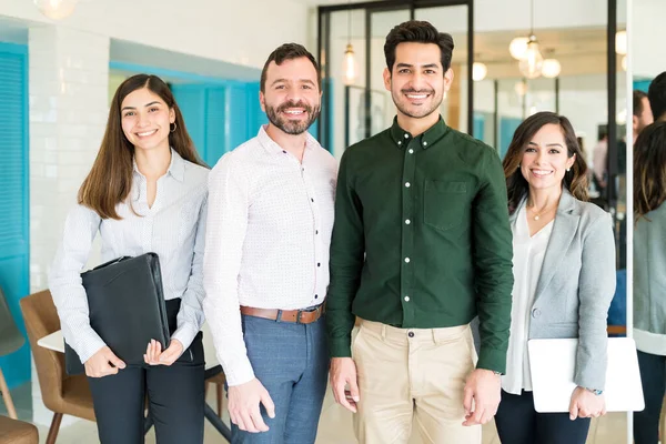 Selbstbewusste Männer Und Frauen Aus Der Wirtschaft Stehen Büro Zusammen — Stockfoto