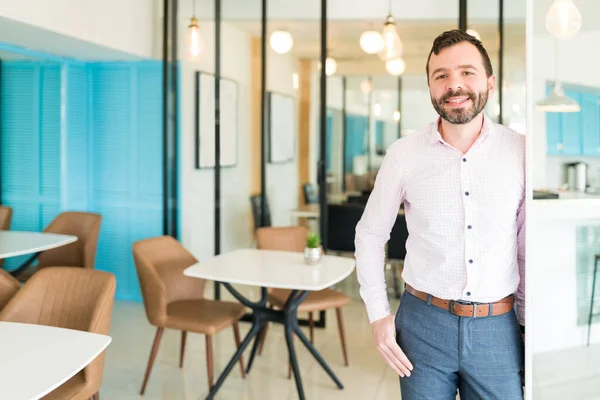 Selbstbewusster Erwachsener Unternehmer Steht Büro Cafeteria — Stockfoto