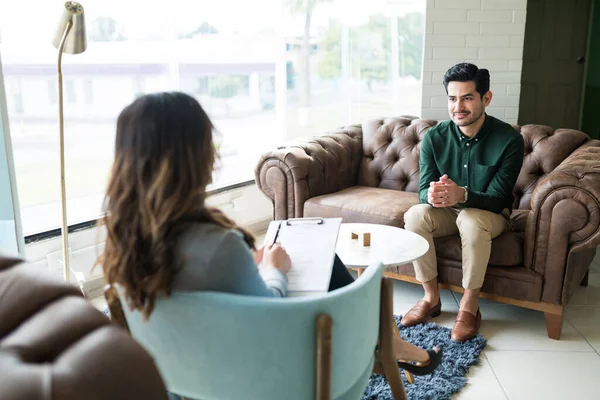 Zakenman Luisterend Naar Vrouwelijke Raadgever Tijdens Therapiesessie Terwijl Hij Functie — Stockfoto