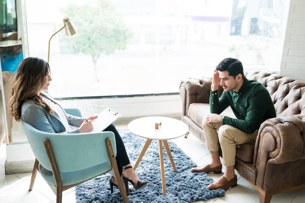 Conseillère Donnant Des Conseils Homme Latin Déprimé Pendant Une Séance — Photo