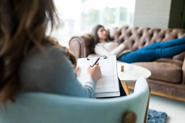 Beraterin Macht Während Therapiesitzung Mit Patientin Büro Bericht Über Notizblock — Stockfoto