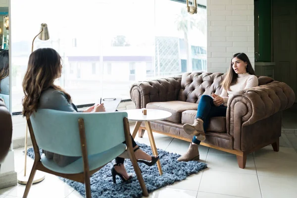 Woman Sharing Problems Female Therapist While Sitting Couch Office — Stock Photo, Image