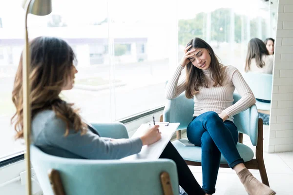 Hispanic Deprimerad Kvinna Dela Problem Med Kvinnlig Psykolog Sessionen Ämbetet — Stockfoto