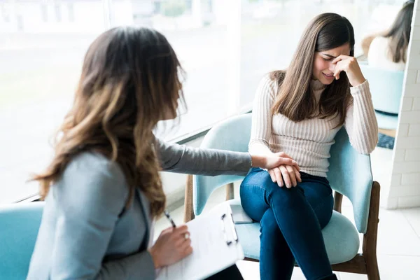 Female Psychologist Counseling Depressed Young Woman Session Office — Stock Photo, Image