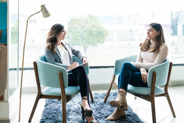 若い女性はオフィスで精神療法セッション中に女性セラピストと彼女の問題を共有 — ストック写真