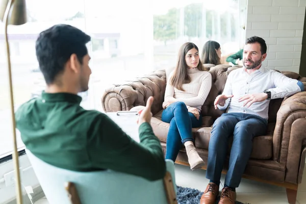 Homem Conversando Com Terapeuta Enquanto Sentado Com Esposa Sofá Durante — Fotografia de Stock