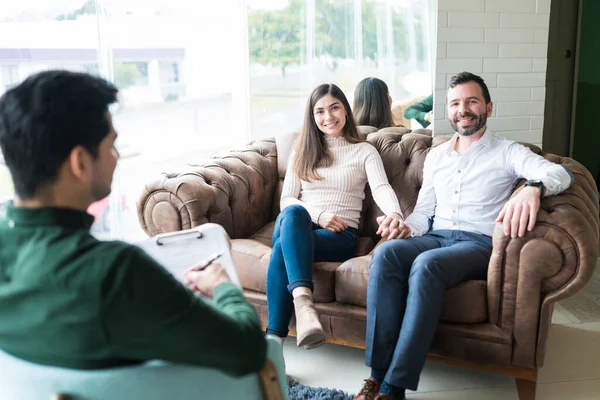 Smiling Latin Couple Holding Hands While Consulting Psychologist Office — Stock Photo, Image