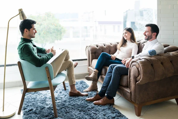 Ung Äktenskapsrådgivare Som Ger Råd Till Leende Par Ämbetsperioden — Stockfoto