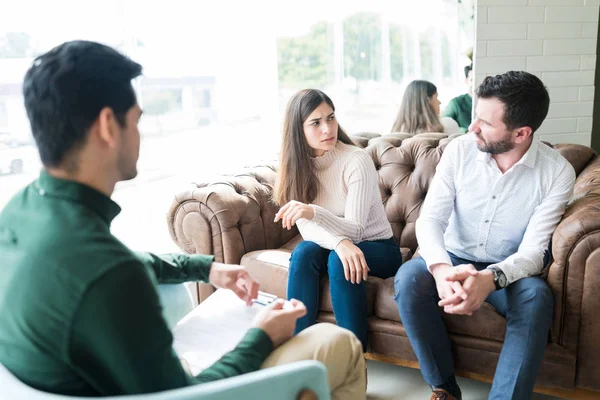 Casal Latino Infeliz Discutindo Discutir Problemas Relacionamento Com Psicólogo Escritório — Fotografia de Stock