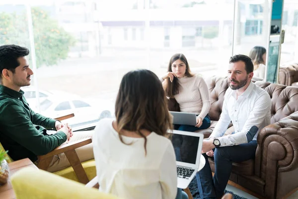 Rekan Laki Laki Dan Perempuan Mendiskusikan Ide Ide Dalam Pertemuan — Stok Foto