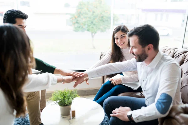 Biznesmeni Świętują Sukces Podczas Układania Rąk Spotkaniu Biurze — Zdjęcie stockowe