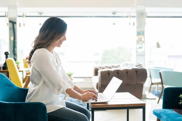 Sidovy Över Vacker Kvinna Som Arbetar Laptop Vid Bordet Kontoret — Stockfoto