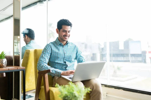 Lachende Mannelijke Freelancer Met Behulp Van Laptop Tijdens Het Zitten — Stockfoto