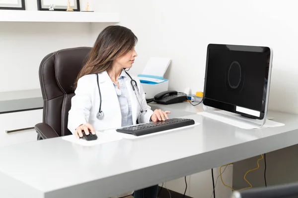 Kvinnlig Hjärnkirurg Med Hjälp Dator Vid Skrivbordet Kliniken — Stockfoto