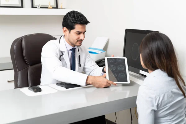 Médico Masculino Confiante Mostrando Ressonância Magnética Comprimido Digital Para Paciente — Fotografia de Stock