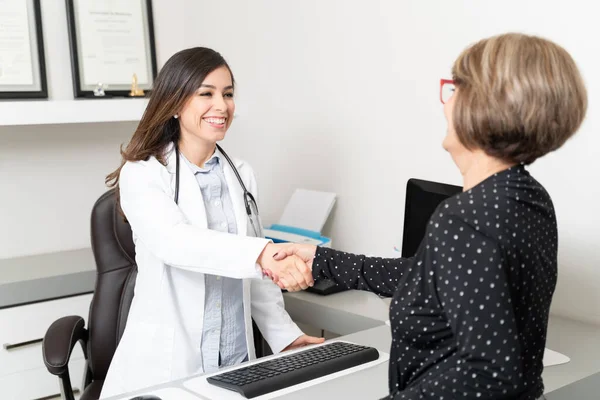 Senior Woman Shaking Hand Smiling Female Surgeon Visit Hospital — Stock Photo, Image