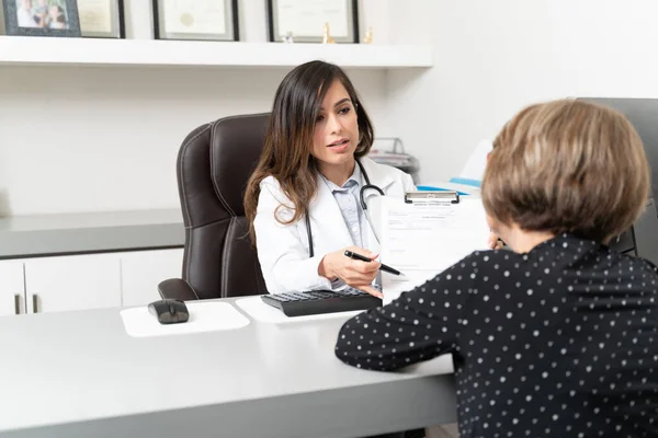 Cirujano Femenino Explicando Prescripción Médica Paciente Mayor Sentado Escritorio Consultorio —  Fotos de Stock