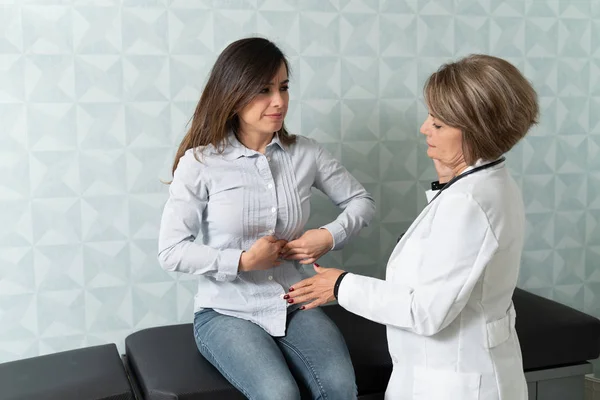 Kaukasierin Mit Bauchschmerzen Konsultiert Gynäkologin Krankenhaus — Stockfoto