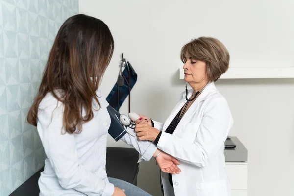 Oberärztin Untersucht Frau Mit Blutdruckmessgerät Krankenhaus — Stockfoto