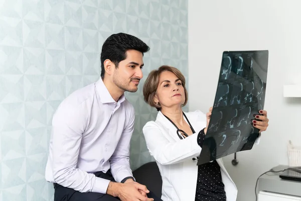 Médico Cabecera Que Muestra Radiografía Paciente Masculino Clínica — Foto de Stock