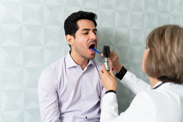 Medico Donna Che Esamina Uomo Latino Ospedale — Foto Stock