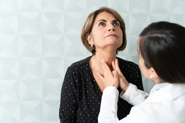 Mujer Caucásica Visitando Geriatra Femenina Para Chequeo Tiroides — Foto de Stock