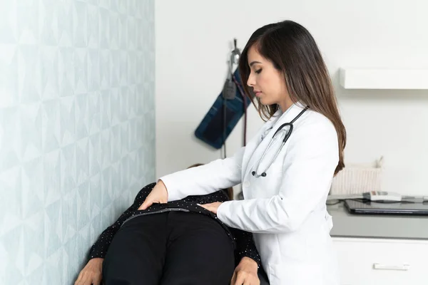Dokter Kandungan Wanita Memeriksa Perut Pasien Senior Yang Terbaring Meja — Stok Foto