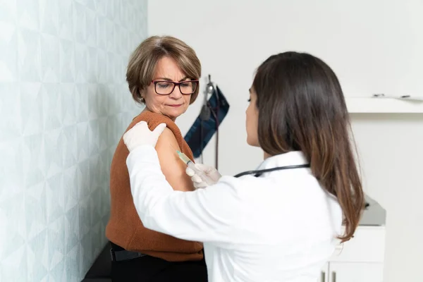 Médica Mulher Injetando Seringa Braço Paciente Sênior Seu Consultório — Fotografia de Stock