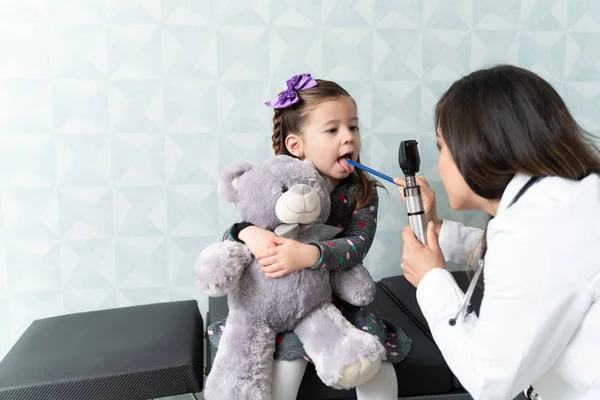 Biała Pediatra Badająca Usta Dziewczyny Otoskopem — Zdjęcie stockowe