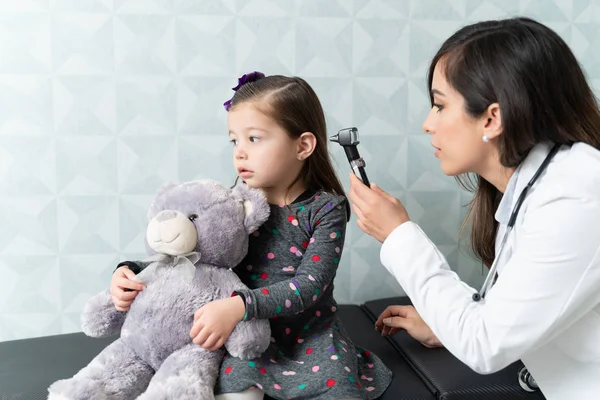 Pediatra Femenina Caucásica Examinando Oreja Niña Con Otoscopio Clínica —  Fotos de Stock