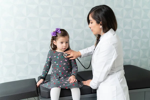 Kinderärztin Untersucht Süßes Mädchen Mit Stethoskop Bei Untersuchung — Stockfoto